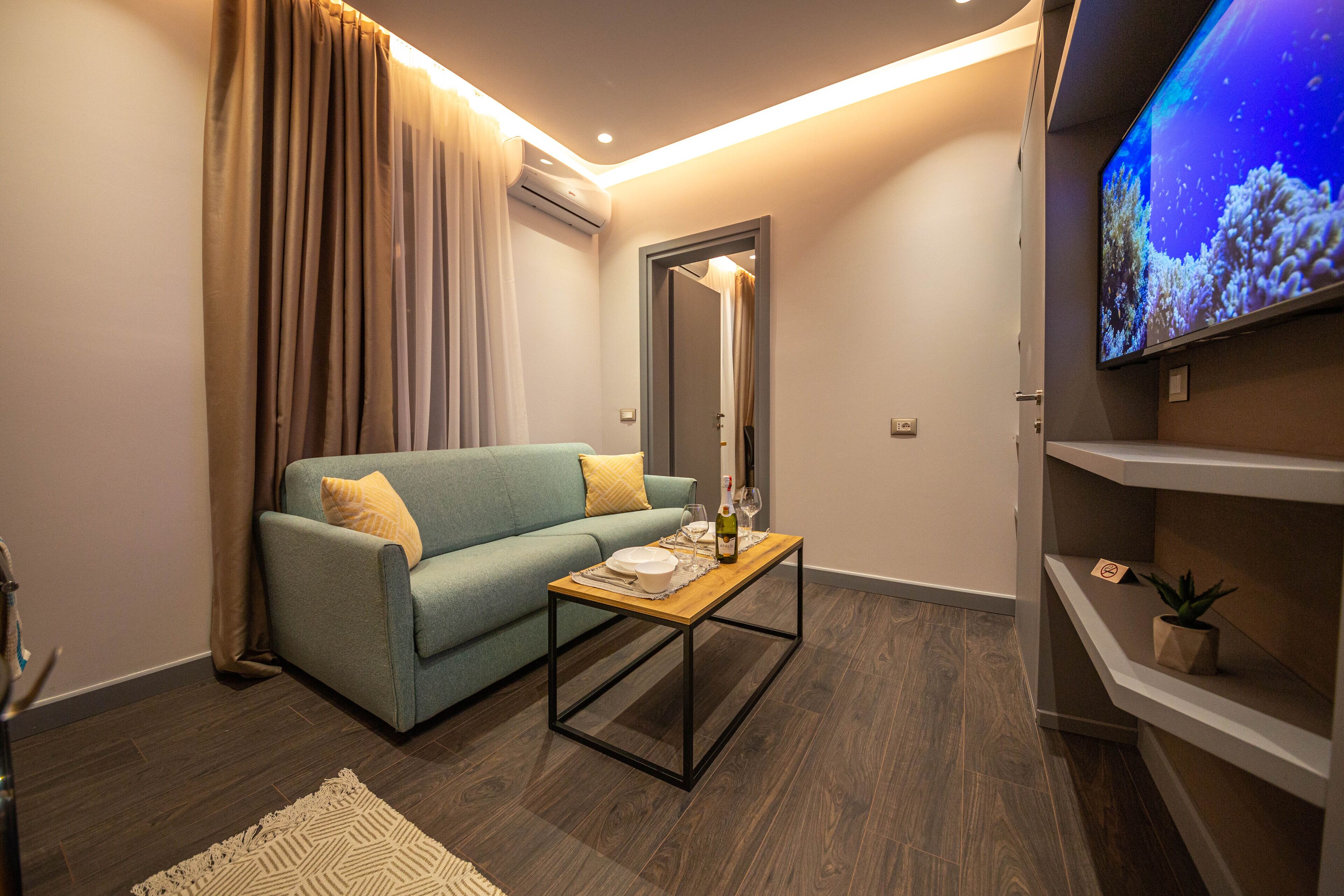 Departamento, 1 habitación, balcón, vista al río | Área de sala de estar | Smart TV de 50 pulgadas con canales por cable y televisión 