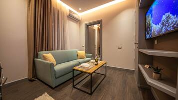 Departamento, 1 habitación, balcón, vista al río | Área de sala de estar | Smart TV de 50 pulgadas con canales por cable y televisión