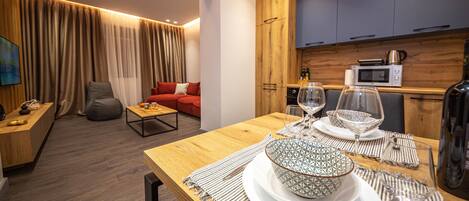 Apartamento, 1 habitación, balcón | Comedor