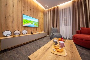 Lejlighed - 1 soveværelse - balkon | Opholdsområde | 50-tommers smart-tv med kabelkanaler, tv