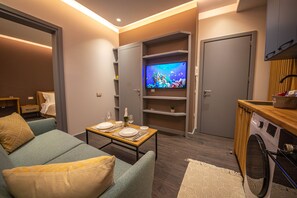 Appartement, 1 chambre, balcon, vue fleuve | Coin séjour | TV connectée de 50 pouces avec chaînes par câble, télévision