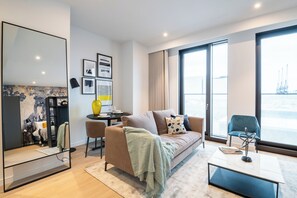 Apartment (0 Bedroom) | Living area | 35-inch TV with digital channels - Luxury Studio Apartment Close to the City of London (London)