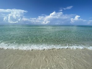Una spiaggia nelle vicinanze