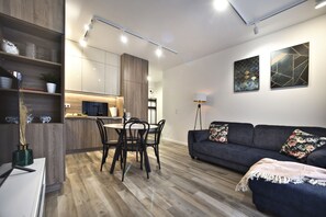 Lägenhet Comfort | Vardagsrum | 40-tums LCD-tv med kabelkanaler och tv