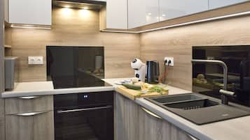 Departamento Confort | Cocina privada | Refrigerador, microondas, horno y parrilla de estufa