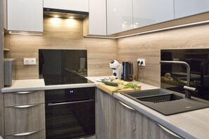 Comfort Apartment | Private kitchen | Fridge, microwave, oven, stovetop - P&O Apartments Optyków (Warsaw)