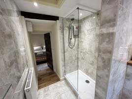 Habitación doble, planta baja (Self Contained Unit) | Baño | Toallas