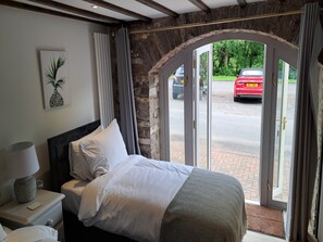 Twin Room, Accessible, Ground Floor | Bed sheets - Swan House Tea Room Bed & Breakfast (Lydney)