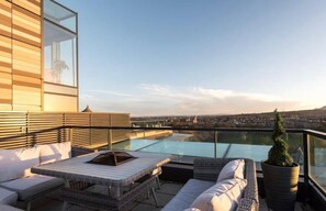 Executive Apartment, 3 Bedrooms, Park View (Terrace access by stairs only) | Cadar kapas Mesir, peralatan tempat tidur premium, meja