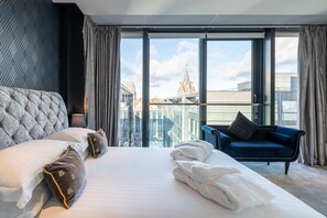 Two bedroom - Park Lane Penthouse | Cadar kapas Mesir, peralatan tempat tidur premium, meja