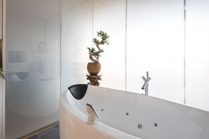 Three bedroom - Park Avenue Penthouse | Badezimmer | Badewanne und Dusche (separat), Designer-Toilettenartikel, Haartrockner