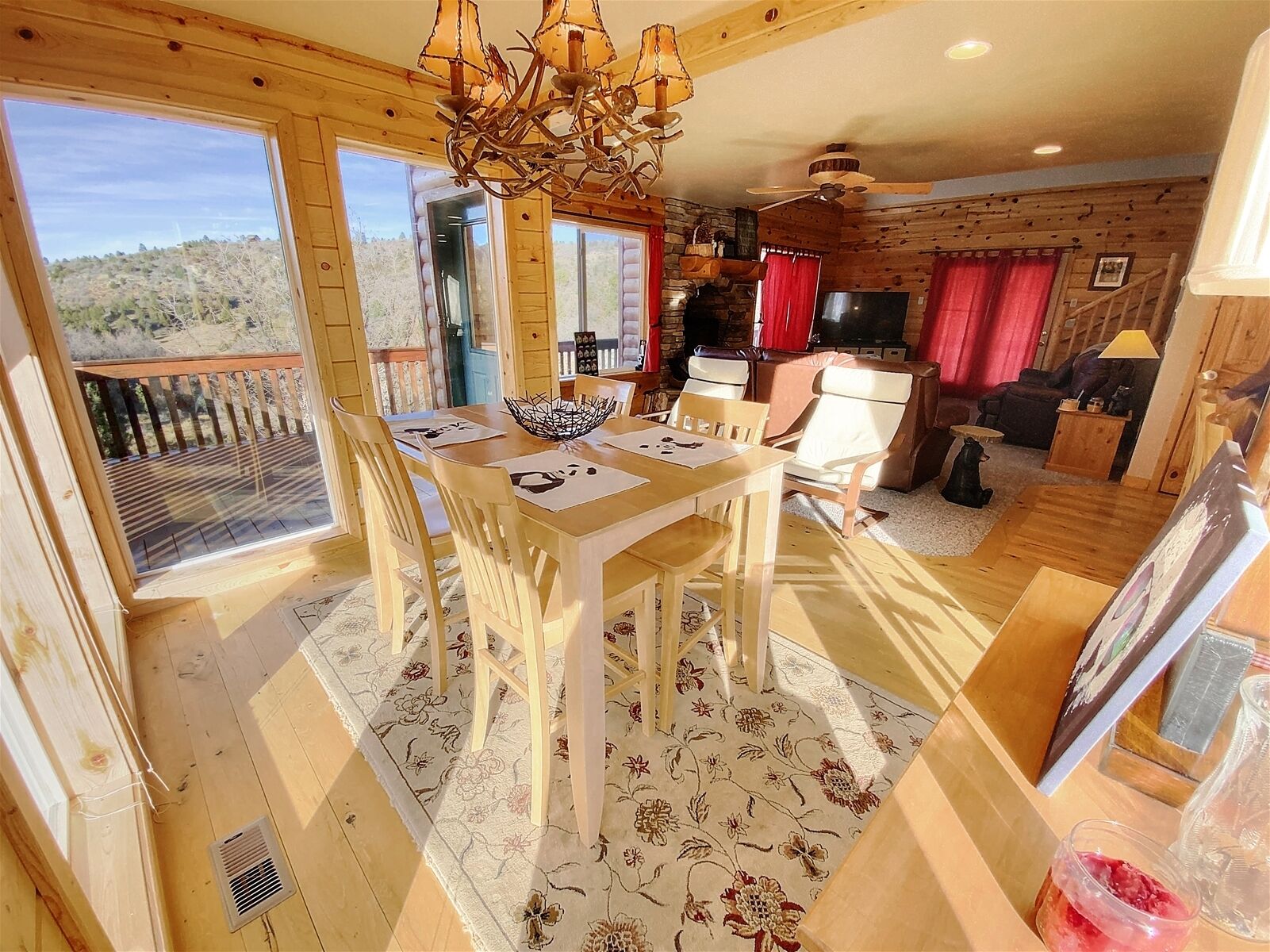 Koka`s Panda House, Cozy cabin, wood fireplace & great view of Elk Ridge Valley
