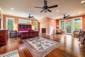 5 chambres, bureau, fer et planche à repasser, lit parapluie