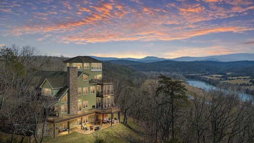 Riverbend Lodge Spacious Riverfront Home with Hot Tub, Pool &  Mountain view