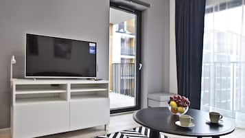 Apartamento Confort | Sala de estar | Televisión LCD de 40 pulgadas con canales por cable, una televisión