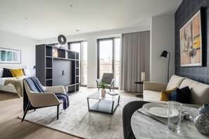 شقة (0 Bedroom) | منطقة المعيشة | تلفزيون ذكي بحجم 24-بوصة يعرض قنوات تلفزيونية باشتراك مدفوع، تلفزيون