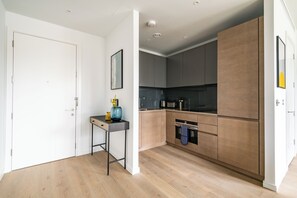 شقة (0 Bedroom) | مطبخ خاص | ثلاجة، فرن، موقد طهي مسطح، غسالة أطباق