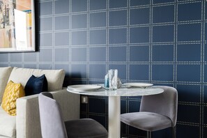 Apartment (0 Bedroom) | Essbereich im Zimmer