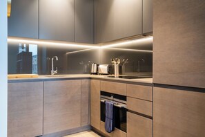 Apartment (0 Bedroom) | Private kitchen | Fridge, oven, stovetop, dishwasher - Stylish Studio Apartment With River Views in Londons Bustling Docklands (London)