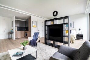 Apartment (0 Bedroom) | Living room | 24-inch Smart TV with cable channels, TV, heated floors - Stylish Studio Apartment With River Views in Londons Bustling Docklands (London)