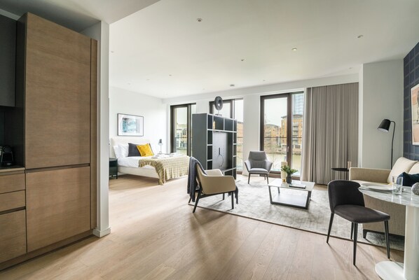 Apartment (0 Bedroom) | Living room | 24-inch Smart TV with cable channels, TV, heated floors - Stylish Studio Apartment With River Views in Londons Bustling Docklands (London)