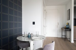Apartment (0 Bedroom) | In-room dining - Stylish Studio Apartment With River Views in Londons Bustling Docklands (London)