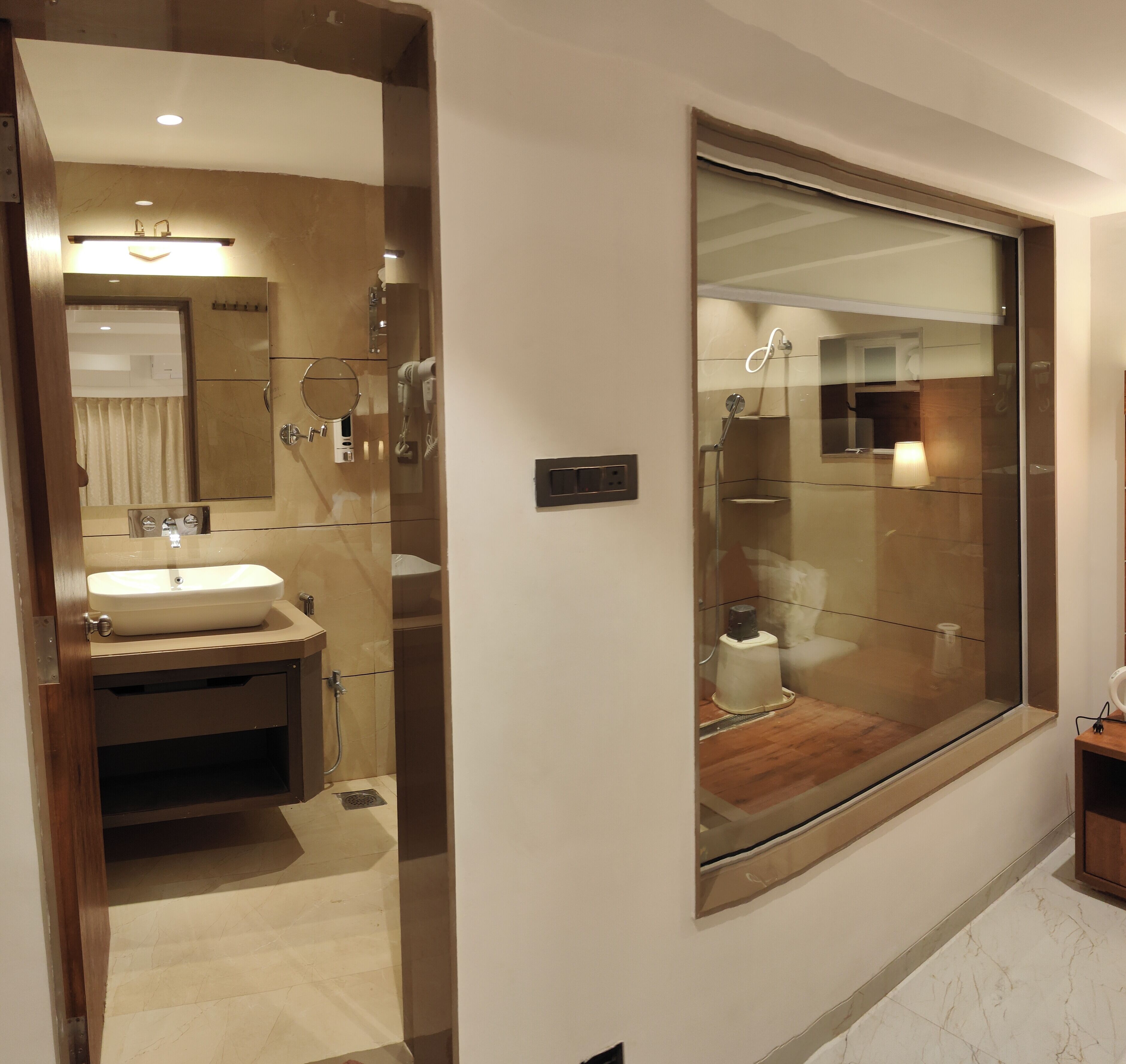 Habitació triple de luxe | Bany | Dutxa, capçal de dutxa tipus cascada i articles de tocador gratuïts 