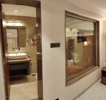 VIP 3 BED (A/C) | Banheiro | Chuveiro, chuveiro com efeito de chuva, produtos de toalete grátis 
