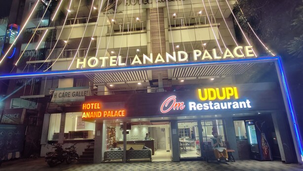 Hôtel Anand Palace, avec une enseigne indiquant la présence d’un restaurant UDUPI.