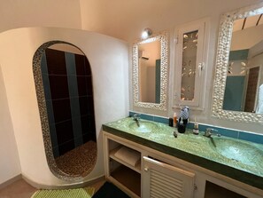 Douche, serviettes fournies, savon, papier toilette