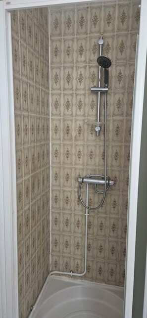 Douche, sèche-cheveux, serviettes fournies, savon