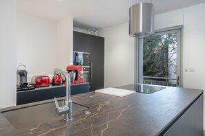 Refrigerador, microondas, horno y lavavajillas 