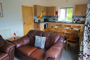 Smart TV, books - Private spacious house 5 mins by car to the beach (Redruth)