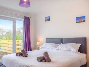 3 bedrooms, desk, iron/ironing board, free WiFi