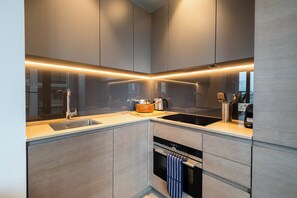 Departamento (0 Bedroom) | Cocina privada | Refrigerador, horno, parrilla de estufa y lavavajillas 