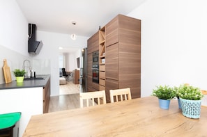Deluxe Apartment | Private kitchen | Fridge, microwave, oven, stovetop - P&O Apartments Kasprzaka III (Warsaw)