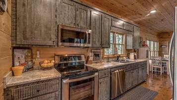 House, 2 Bedrooms, Mountain View | Private kitchen