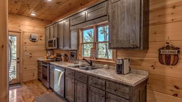 House, 2 Bedrooms, Mountain View | Private kitchen