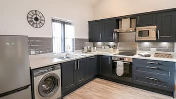 Cottage | Dapur peribadi | Peti sejuk, mesin basuh pinggan mangkuk, cerek elektrik, pembakar roti