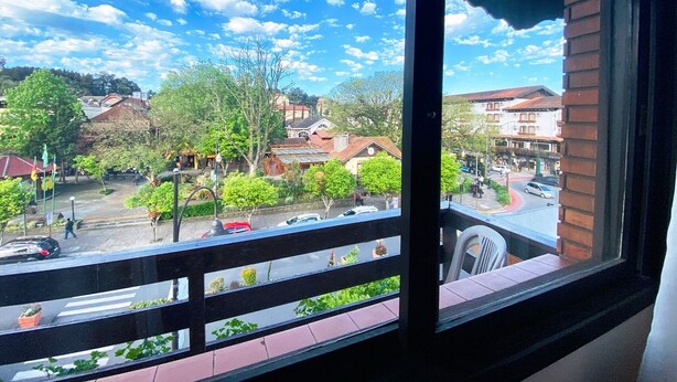 Unclassified image, 1 of 13, button - Vista ESPETACULAR ao lado da RUA COBERTA (Gramado)