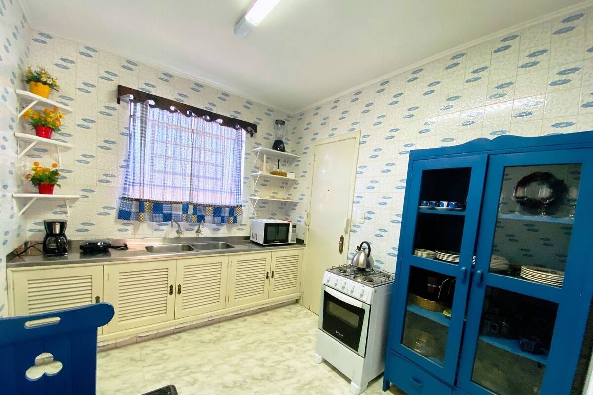 Refrigerador, microondas, placa de cocina, utensilios de cocina