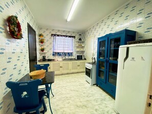 Fridge, microwave, stovetop, cookware/dishes/utensils - Vista ESPETACULAR ao lado da RUA COBERTA (Gramado)