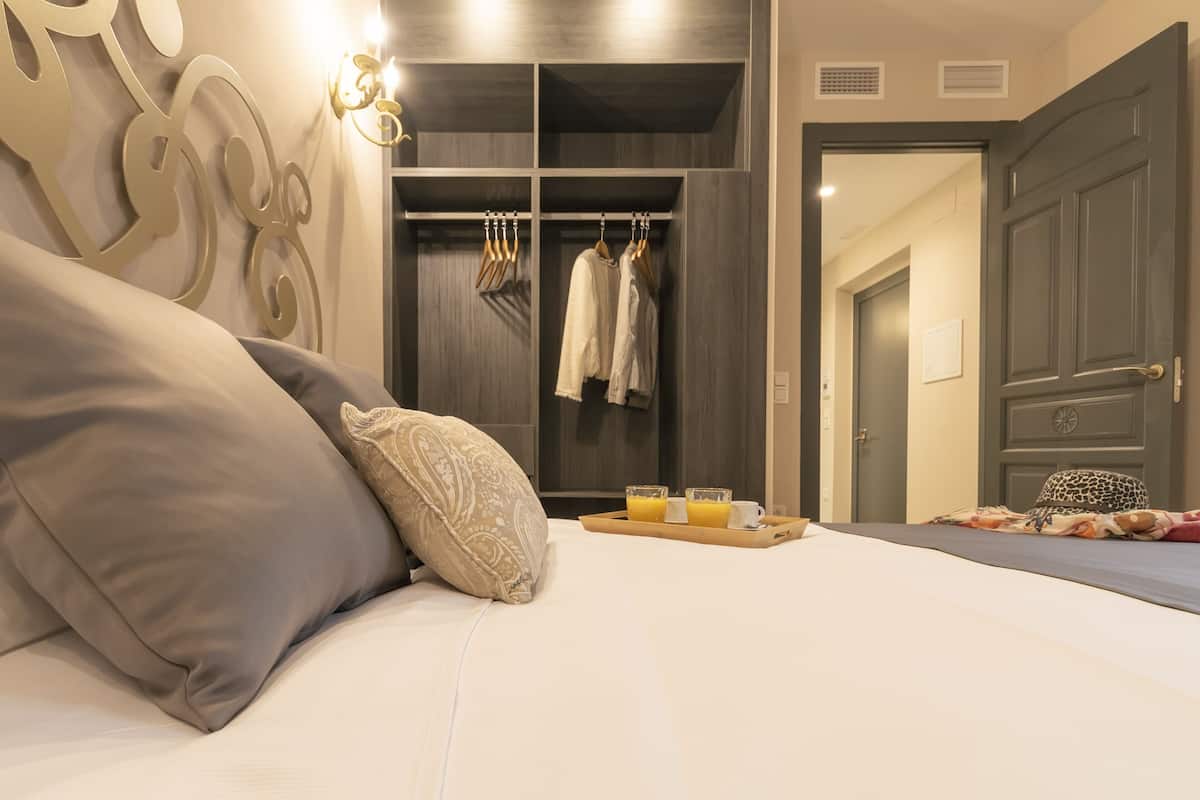 1 bedroom, premium bedding, down comforters, memory foam beds