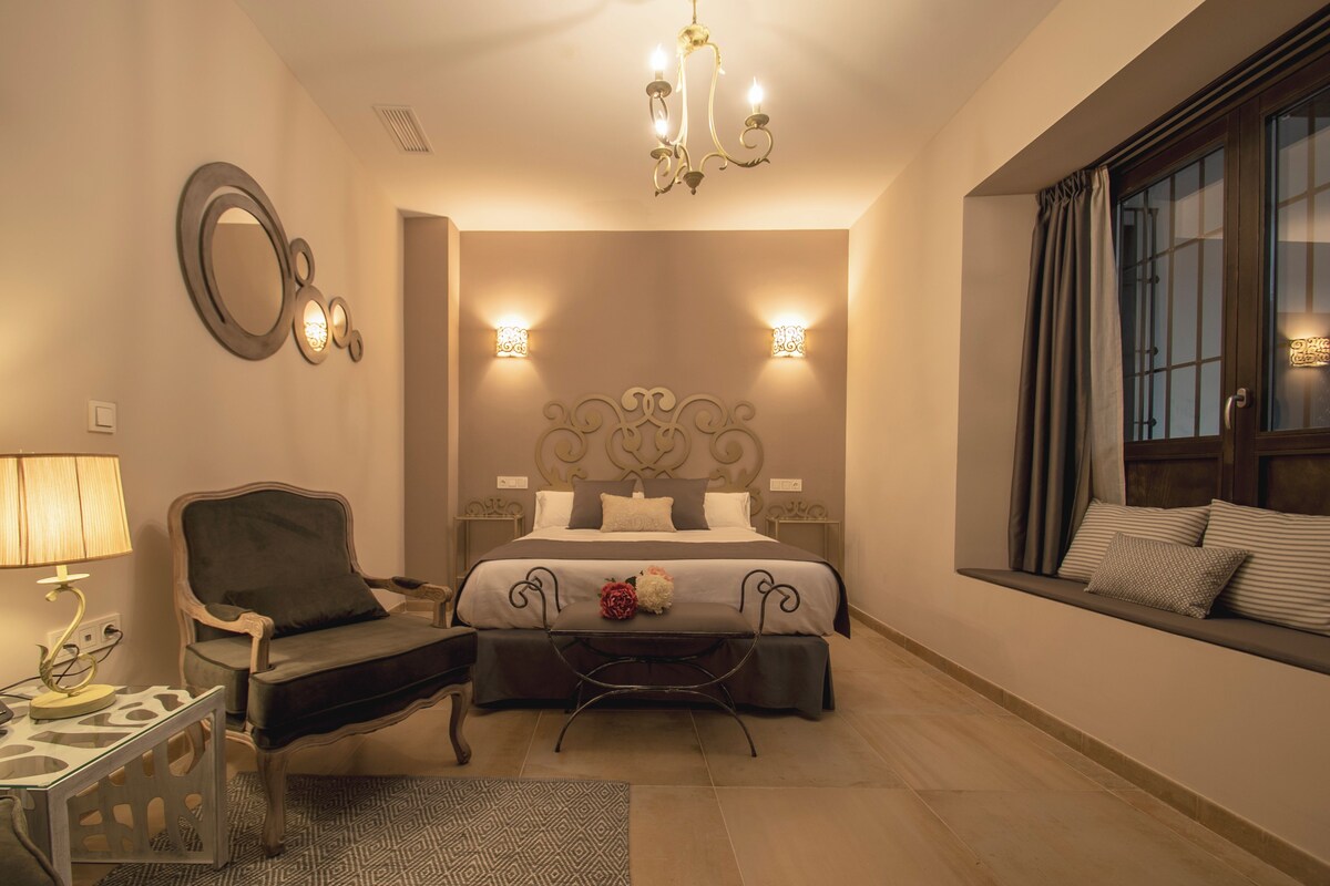 Classic Loft | Living area | 40-inch flat-screen TV with cable channels, TV