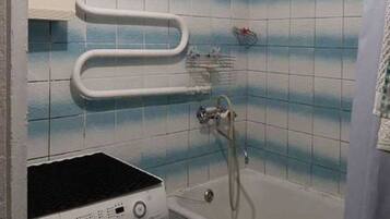 Ensemble douche/baignoire, serviettes fournies, papier toilette