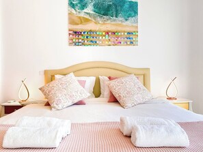 1 chambre, coffre-fort, fer et planche à repasser, lit de bébé portatif