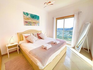 Safe på rommet, strykejern/-brett og reiseseng for barn