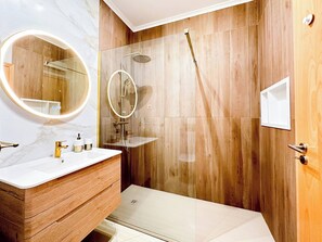 Kombination af bruser/badekar, hårtørrer, bidet, håndklæder