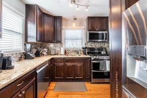 冰箱、微波炉、烤箱、炉灶