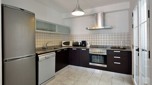 Een koelkast, een microgolfoven, een oven, een kookplaat